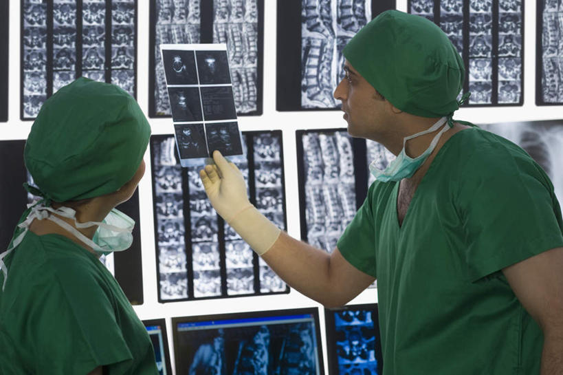 两个人,伙伴,朋友,医生,办公室,医院,站,横图,x光片,室内,白天,侧面,工作服,制服,友谊,合作,团队,帽子,亚洲,两顶,一排,许多,戴,整齐,分离,辐射,科学,医学,过滤,拿,分开,拿着,注视,排列,两个,口罩,观察,看,站着,医护人员,医疗人员,隔断,战略,遮掩,观看,隔离,察看,医疗,卫生,科学技术,x射线,掩盖,遮挡,队列,关注,净化,间隔,预防,x光,遮盖,防尘,医疗机构,医生帽,联合,合谋,掩饰,断绝,隔开,屏蔽,屏绝,远离,中断,阻遏,阻隔,工作制服,配合,协作,男人,男性,年轻男性,年轻女性,女人,女性,亚洲人,印度人,大夫,站立,半身,彩图,工作套服,病院,诊所,电磁波,电磁辐射