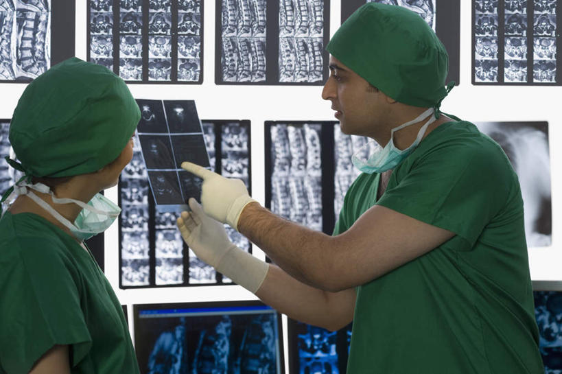 两个人,伙伴,朋友,医生,办公室,医院,站,说,横图,x光片,室内,白天,侧面,工作服,制服,讨论,友谊,合作,团队,帽子,亚洲,两顶,一排,许多,戴,指,整齐,分离,辐射,科学,医学,过滤,拿,分开,拿着,注视,指点,排列,两个,口罩,观察,看,站着,医护人员,医疗人员,隔断,战略,遮掩,观看,隔离,察看,医疗,卫生,科学技术,x射线,掩盖,遮挡,指向,队列,关注,净化,间隔,预防,x光,遮盖,防尘,医疗机构,医生帽,联合,合谋,掩饰,断绝,隔开,屏蔽,屏绝,远离,中断,阻遏,阻隔,工作制服,交流,配合,协作,男人,男性,年轻男性,年轻女性,女人,女性,亚洲人,印度人,大夫,沟通,讲话,交谈,商讨,说话,谈话,站立,半身,彩图,工作套服,病院,诊所,电磁波,电磁辐射