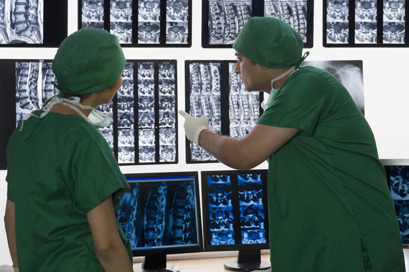 两个人,伙伴,朋友,医生,办公室,医院,站,说,横图,x光片,室内,白天,侧面,工作服,制服,讨论,友谊,合作,团队,帽子,亚洲,两顶,一排,许多,戴,指,整齐,分离,辐射,科学,医学,过滤,拿,分开,拿着,注视,指点,排列,两个,口罩,观察,看,站着,医护人员,医疗人员,隔断,战略,遮掩,观看,隔离,察看,医疗,卫生,科学技术,x射线,掩盖,遮挡,指向,队列,关注,净化,间隔,预防,x光,遮盖,防尘,医疗机构,医生帽,联合,合谋,掩饰,断绝,隔开,屏蔽,屏绝,远离,中断,阻遏,阻隔,工作制服,交流,配合,协作,男人,男性,年轻男性,年轻女性,女人,女性,亚洲人,印度人,大夫,沟通,讲话,交谈,商讨,说话,谈话,站立,半身,彩图,工作套服,病院,诊所,电磁波,电磁辐射