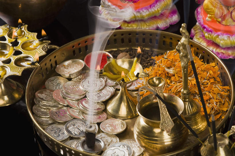 无人,横图,俯视,室内,特写,白天,钱,蜡烛,倒,阴影,飞溅,节日,庆祝,装饰,溅,反射,钱币,液体,影子,勺子,花蕾,文化,花,花瓣,调羹,汤匙,花苞,花蕊,庆典,金融,经济,纪念,华丽,修饰,点缀,喷洒,油灯,流通,贸易,印度文化,衬托,美观,雅致,雅观,排灯节,万灯节,货币,现金,硬币,彩图,高角度拍摄,大宝森节,屠妖节,印度灯节
