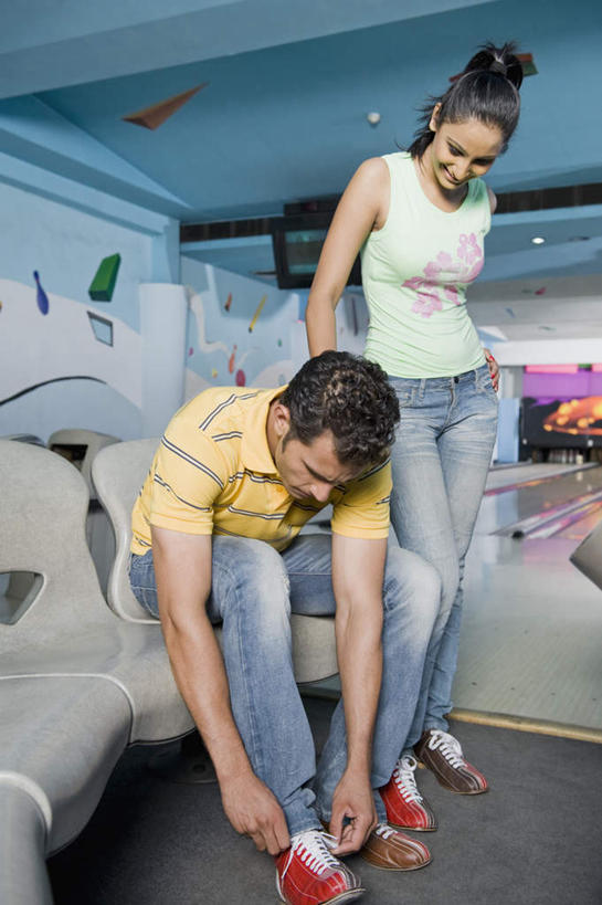 三个人,家庭,夫妻,运动场,坐,竖图,室内,白天,正面,爱情,旅游,度假,亚洲,浪漫,娱乐,享受,休闲,温暖,温馨,一家人,恩爱,放松,系,恋人,和睦,男人,男性,年轻男性,年轻女性,女人,女性,亚洲人,印度人,情侣,玩耍,坐着,彩图,全身,伴侣,融洽