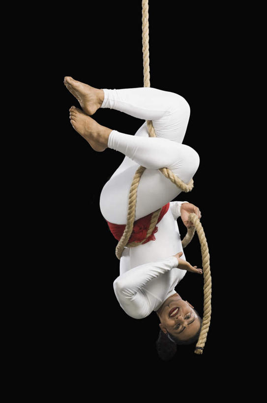 一个人,站,竖图,室内,白天,正面,运动服,锻炼,运动,亚洲,仅一个男性,仅一个人,仅一个中年男性,倒立,握,黑色背景,注视,绳子,观察,看,站着,握着,摄影,影棚,观看,察看,关注,体育,男人,男性,中年男性,亚洲人,印度人,站立,彩图,全身,影棚拍摄,健身,拍摄