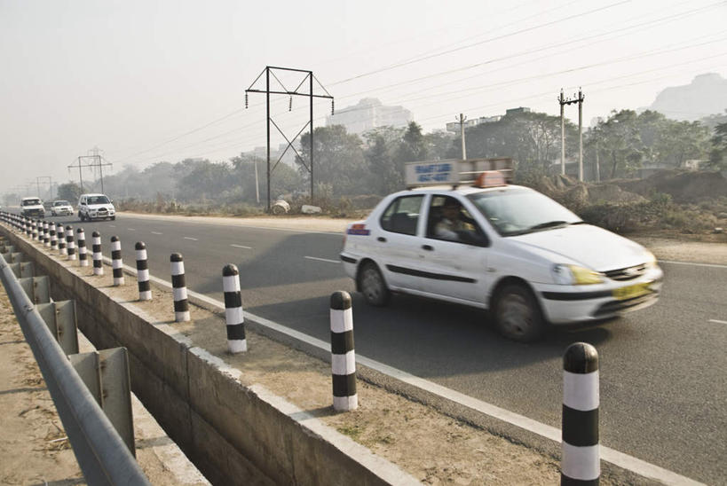 一个人,警察,警卫,坐,横图,室外,白天,正面,工作服,制服,度假,美景,植物,城市风光,城市,道路,路,公路,汽车,警车,印度,亚洲,仅一个男性,仅一个人,景观,交通,娱乐,车,树,树木,仅一个年轻男性,绿色,自然,交通工具,驾驶,行驶,享受,休闲,景色,放松,生长,成长,操纵,控制,南亚,操控,印度共和国,把持,工作制服,哈里亚纳,哈里亚纳邦,男人,男性,年轻男性,亚洲人,印度人,保安,警卫员,看守,卫兵,马路,坐着,彩图,全身,工作套服