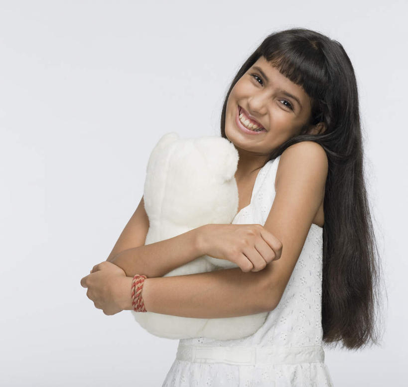 儿童,一个人,站,抱,笑,微笑,露齿笑,横图,室内,白天,白色背景,正面,纯洁,玩具,亚洲,仅一个女性,仅一个人,服装,注视,休闲装,小孩,衣服,玩具熊,观察,看,站着,仅一个小孩,休闲,休闲服,可爱,童年,童趣,摄影,服饰,布娃娃,影棚,抱着,观看,察看,搂着,关注,童真,烂漫,无邪,天真,女孩,女人,女性,亚洲人,印度人,孩子,搂,搂抱,半身,彩图,影棚拍摄,拍摄,女生