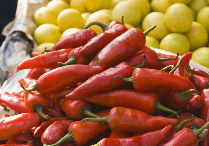 无人,菜场,横图,俯视,室外,特写,白天,购物,消费,柑橘,辣椒,蔬菜,水果,一排,许多,阴影,朦胧,模糊,新鲜,光线,摊位,影子,食品,集市,市场,货摊,食物,排列,阳光,金融,有机食品,绿色食品,队列,选购,贸易,辣角,红海椒,大椒,辣虎,广椒,菜市,橘子,桔子,橙子,橙,辣子,红辣椒,海椒,番椒,彩图,高角度拍摄,菜市场