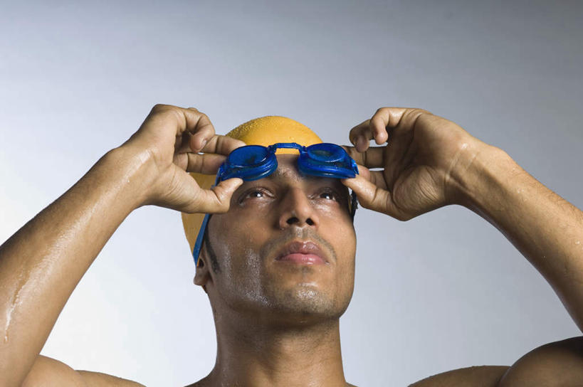 脸,头,脸颊,一个人,运动员,站,横图,室内,特写,白天,白色背景,正面,亚洲,仅一个男性,仅一个人,握,泳帽,眼镜,泳镜,拿,拿着,注视,裸露,肩膀,仅一个年轻男性,游泳眼镜,观察,看,站着,握着,摄影,影棚,观看,察看,关注,裸,游泳运动员,男人,男性,年轻男性,亚洲人,印度人,头部,脸部,脸蛋,面部,体育运动员,运动选手,抬头,仰头,半身,彩图,影棚拍摄,拍摄