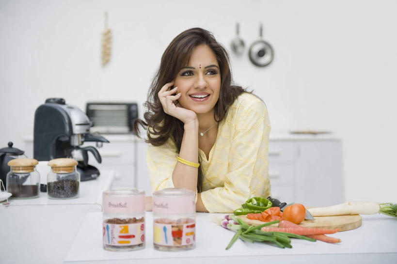 一个人,笑,微笑,露齿笑,横图,室内,白天,正面,厨房,柜子,萝卜,胡萝卜,辣椒,蔬菜,项链,亚洲,仅一个女性,仅一个人,撑,服装,新鲜,厨房用具,罐头,葱,青葱,青辣椒,食品,注视,休闲装,榨汁机,砧板,食物,衣服,瓶子,手链,橱柜,刀,观察,看,仅一个中年女性,休闲,休闲服,服饰,有机食品,绿色食品,观看,察看,撑着,关注,菜刀,辣角,红海椒,大椒,辣虎,广椒,女人,女性,中年女性,亚洲人,印度人,辣子,红萝卜,海椒,甘荀,番椒,半身,彩图,灶间