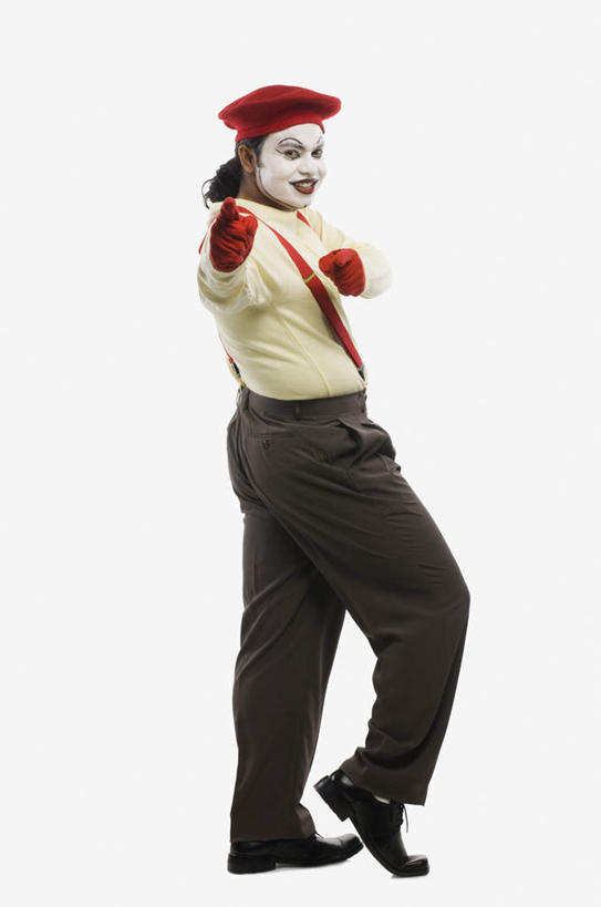 一个人,小丑,站,笑,微笑,竖图,室内,白天,白色背景,侧面,帽子,亚洲,仅一个男性,仅一个人,仅一个中年男性,指,注视,指点,红色,观察,看,站着,背带裤,摄影,影棚,观看,察看,指向,关注,一顶,男人,男性,中年男性,亚洲人,印度人,丑角,彩图,全身,影棚拍摄,拍摄