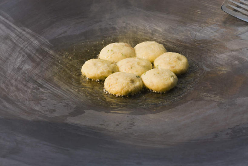 煎饼,无人,横图,俯视,室内,特写,白天,烹饪,消费,厨具,金属制品,许多,金属,锅子,商品,食用油,油炸,市场,货摊,锅,排列,快餐,锅具,队列,贩卖,烹饪用具,烹调用具,烹调,彩图,高角度拍摄