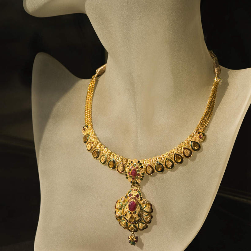 无人,横图,室内,特写,白天,正面,静物,项链,黑色背景,花纹,人造模特,金色,摄影,影棚,道具,服装模特,模特道具,时装道具,展示道具,服装模特道具,陈列道具,彩图,影棚拍摄,拍摄