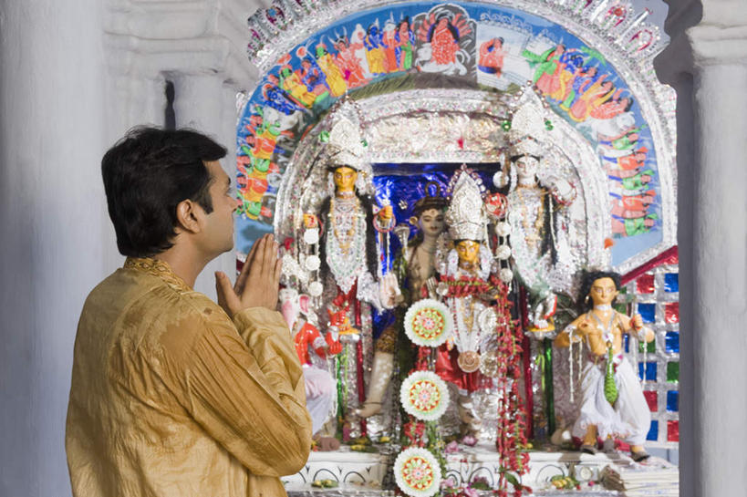 一个人,寺庙,站,横图,室内,白天,民族服装,雕塑,亚洲,仅一个男性,仅一个人,仅一个中年男性,装饰,雕像,墙,注视,墙壁,墙面,背面,观察,看,祈祷,站着,宗教,观看,察看,女神,宗教建筑,关注,合掌,印度文化,男人,男性,中年男性,亚洲人,印度人,半身,彩图,传统服装,民俗服