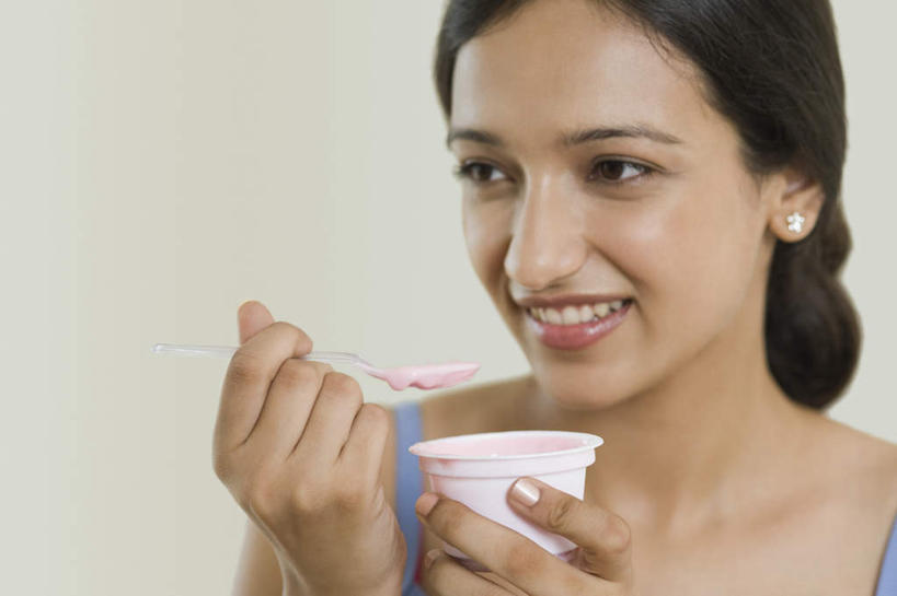 东方人,脸,头,脸颊,头发,一个人,站,笑,微笑,露齿笑,横图,室内,特写,白天,正面,亚洲,仅一个年轻女性,仅一个女性,仅一个人,服装,背心,勺子,冰激凌,清凉,拿,拿着,注视,肩膀,盒子,衣服,黑色,调羹,汤匙,冷饮,观察,看,站着,舒服,冰淇淋,服饰,观看,盘发,解暑,察看,衣着,穿着,关注,解渴,塑料盒,雪糕,舒爽,冰糕,消暑,衣饰,年轻女性,女人,女性,亚洲人,印度人,头部,长发,脸部,脸蛋,面部,半身,彩图