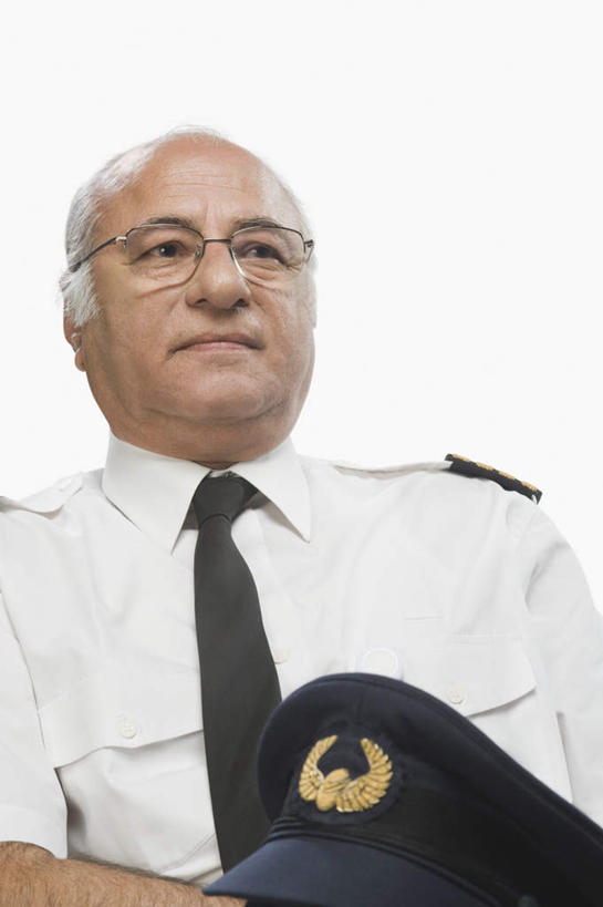 东方人,一个人,飞行员,坐,竖图,室内,白天,正面,仰视,工作服,制服,帽子,亚洲,仅一个男性,仅一个人,戴,眼镜,领带,注视,观察,看,仅一个老年男性,观看,察看,关注,近视眼镜,工作制服,老年男性,男人,男性,亚洲人,印度人,飞行人员,坐着,半身,彩图,低角度拍摄,工作套服