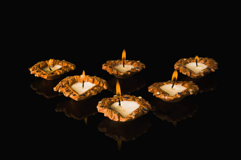 无人,横图,室内,特写,白天,正面,静物,一排,黑色背景,节日,庆祝,火焰,烛台,燃烧,文化,排列,庆典,摄影,影棚,纪念,队列,印度文化,排灯节,万灯节,彩图,影棚拍摄,拍摄,大宝森节,屠妖节,印度灯节