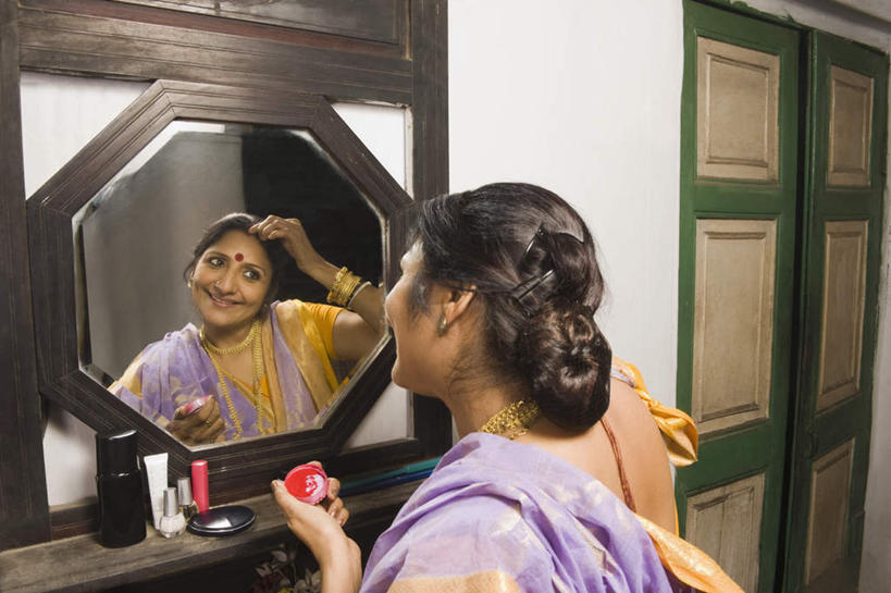 东方人,痣,一个人,坐,横图,室内,白天,民族服装,化妆,镜子,亚洲,仅一个女性,仅一个人,拿,拿着,注视,背面,彩妆,化妆品,观察,看,祈福,仅一个中年女性,服饰,观看,飘逸,察看,庄重,关注,追求,纱丽,吉祥痣,朱砂痣,雅致,避邪,消灾,纱丽服,清婉,妍丽,迪勒格,女人,女性,中年女性,亚洲人,印度人,坐着,半身,彩图,传统服装,民俗服,奢华