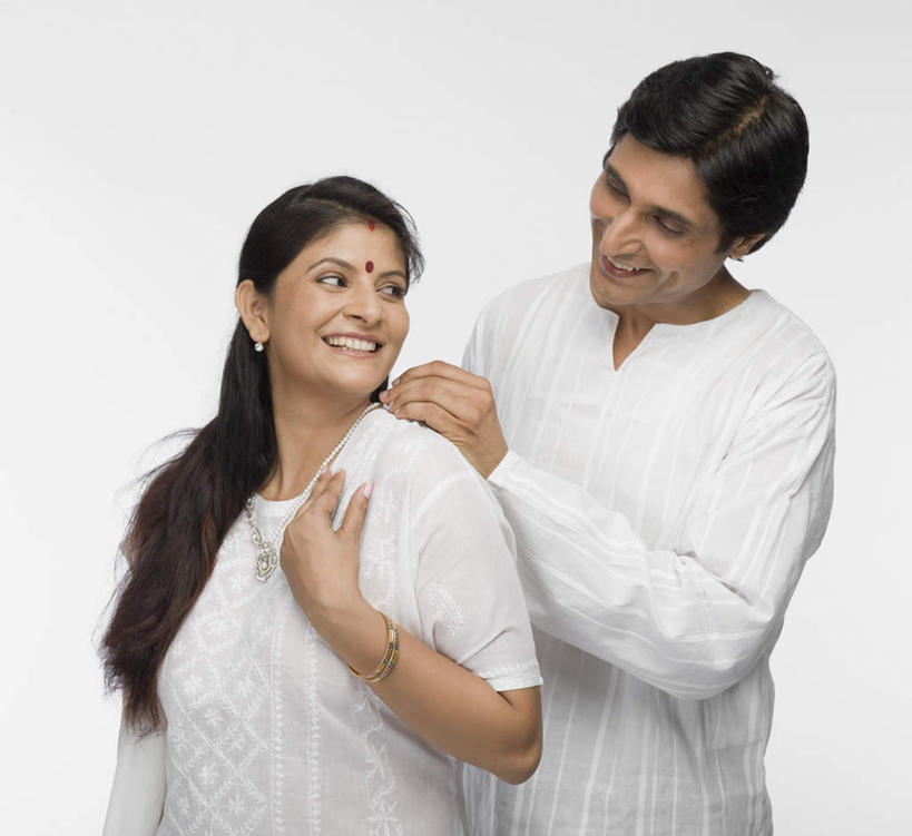 东方人,痣,两个人,家庭,夫妻,站,笑,交叉,微笑,露齿笑,横图,室内,白天,白色背景,正面,爱情,亚洲,服装,浪漫,敲,注视,休闲装,衣服,观察,看,祈福,手势,站着,休闲,温暖,温馨,一家人,手指,休闲服,恩爱,恋人,摄影,服饰,影棚,观看,和睦,察看,关注,吉祥痣,朱砂痣,相交,交集,避邪,消灾,迪勒格,男人,男性,年轻男性,年轻女性,女人,女性,亚洲人,印度人,情侣,半身,彩图,影棚拍摄,拍摄,伴侣,融洽,十指紧扣