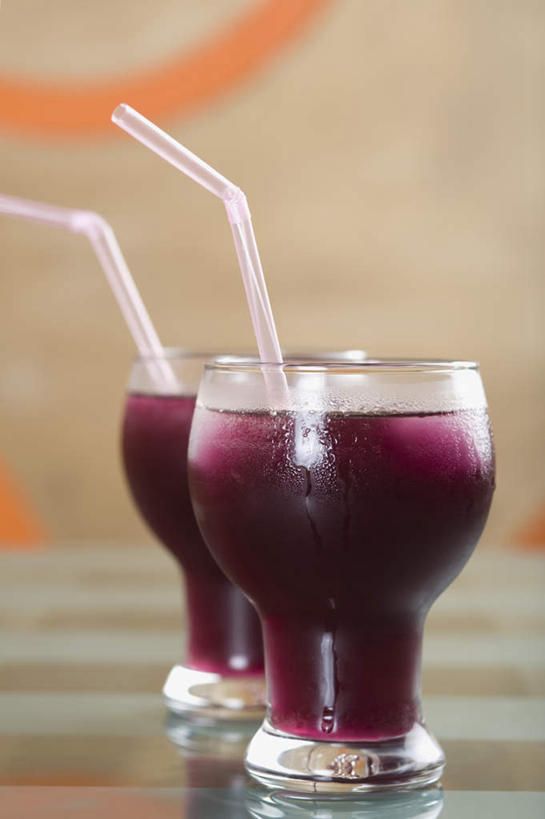 果汁,无人,竖图,室内,特写,白天,正面,烹饪,西餐,杯子,两根,朦胧,模糊,塑料,料理,食品,饮品,两杯,菜肴,美食,玻璃制品,食物,饮料,水杯,塑料制品,吸管,西式,佳肴,空心,可口,饮管,适口,玻璃杯,彩图,圆柱状