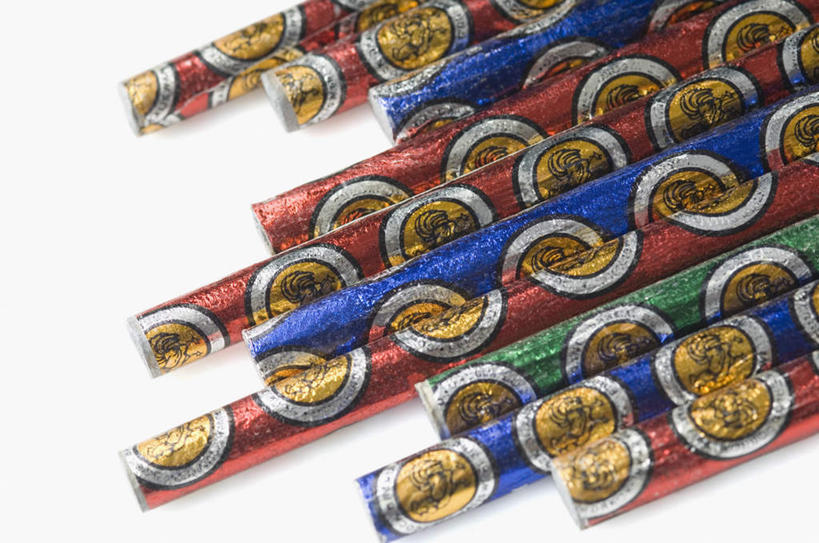 无人,横图,俯视,室内,特写,白天,白色背景,烟火,静物,一排,许多,整齐,排列,焰火,摄影,影棚,队列,礼花,花炮,礼花炮,爆仗,爆竹,烟花,彩图,高角度拍摄,影棚拍摄,拍摄