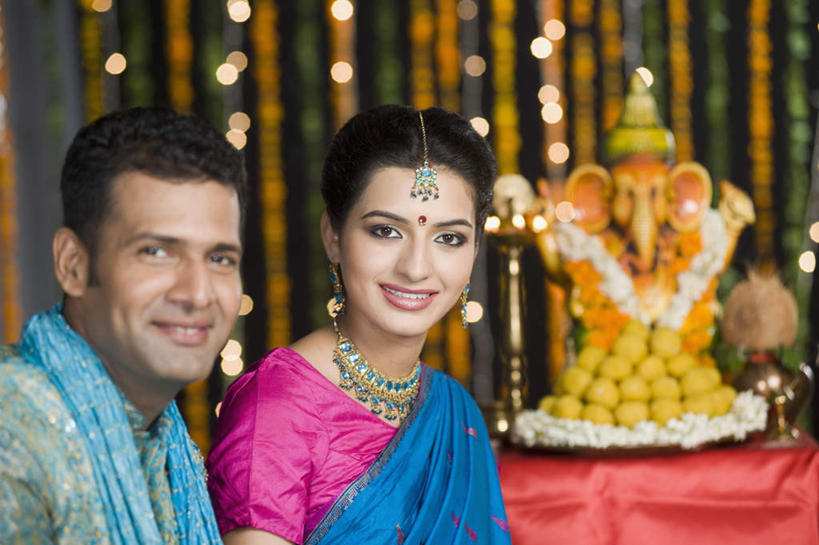 痣,两个人,夫妻,站,笑,微笑,露齿笑,横图,室内,白天,正面,民族服装,爱情,窗帘,亚洲,朦胧,模糊,装饰,神像,灯光,浪漫,注视,帘子,珠帘,观察,看,祈福,站着,遮阳,恩爱,恋人,宗教,服饰,信仰,观看,飘逸,华丽,修饰,点缀,察看,庄重,关注,追求,纱丽,吉祥痣,朱砂痣,衬托,美观,雅致,雅观,避邪,消灾,纱丽服,清婉,妍丽,迪勒格,男人,男性,年轻男性,年轻女性,女人,女性,亚洲人,印度人,情侣,站立,半身,彩图,传统服装,民俗服,伴侣,奢华