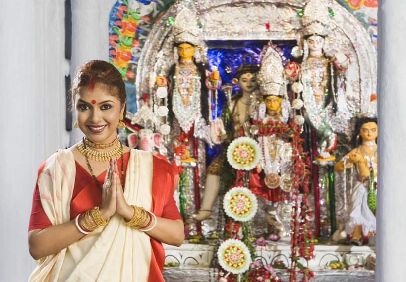 痣,一个人,笑,微笑,露齿笑,横图,室内,白天,正面,亚洲,仅一个年轻女性,仅一个女性,仅一个人,服装,装饰,神像,休闲装,文化,传统,衣服,祈福,双手合十,休闲,休闲服,宗教,服饰,信仰,纸人,吉祥痣,朱砂痣,避邪,消灾,迪勒格,年轻女性,女人,女性,亚洲人,印度人,半身,彩图