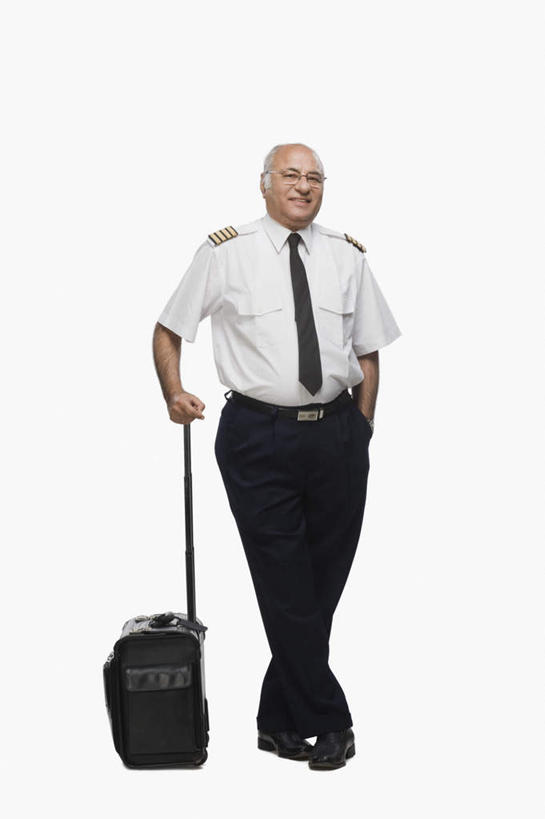 一个人,站,笑,微笑,露齿笑,竖图,室内,白天,白色背景,正面,工作服,制服,亚洲,仅一个男性,仅一个人,撑,戴,拉杆箱,旅行箱,眼镜,注视,行李箱,箱子,观察,看,站着,仅一个老年男性,摄影,影棚,观看,出差,察看,撑着,关注,手插袋,单手插袋,单手抄兜,单手放兜,工作制服,老年男性,男人,男性,亚洲人,印度人,插兜,手插兜,手放口袋,站立,彩图,全身,影棚拍摄,工作套服,旅行,拍摄,手抄兜