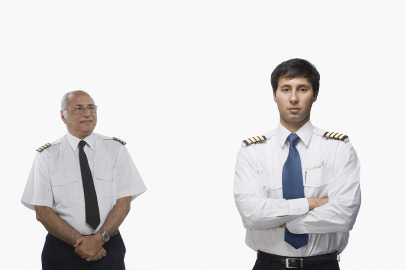 头发,两个人,同事,飞行员,站,双手交叉,横图,室内,白天,白色背景,正面,工作服,制服,成功,合作,团队,集体,信心,亚洲,注视,队伍,白色,观察,看,站着,摄影,观看,察看,领导,双手抱胸,成就,关注,合伙,领袖,工作制服,老年男性,男人,男性,年轻男性,亚洲人,印度人,飞行人员,十字手,站立,半身,彩图,影棚拍摄,工作套服,拍摄