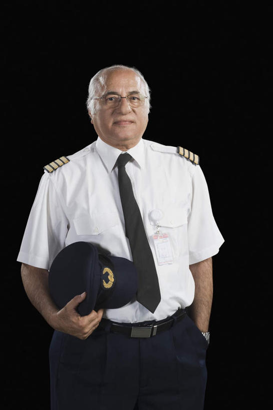 头发,一个人,飞行员,站,竖图,室内,白天,正面,工作服,制服,帽子,亚洲,仅一个男性,仅一个人,握,黑色背景,拿,拿着,注视,白色,观察,看,站着,仅一个老年男性,握着,摄影,影棚,观看,察看,关注,手插袋,单手插袋,单手抄兜,单手放兜,工作制服,老年男性,男人,男性,亚洲人,印度人,飞行人员,插兜,手插兜,手放口袋,站立,半身,彩图,影棚拍摄,工作套服,拍摄,手抄兜