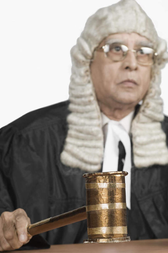 头发,一个人,法官,坐,竖图,室内,白天,白色背景,正面,工作服,制服,亚洲,仅一个男性,仅一个人,握,假发,眼镜,拿,拿着,注视,白色,黑色,观察,看,仅一个老年男性,拍卖槌,拍卖锤,握着,摄影,影棚,观看,老花镜,察看,关注,法槌,工作制服,法锤,远视眼镜,老年男性,男人,男性,亚洲人,印度人,坐着,半身,彩图,影棚拍摄,工作套服,拍摄,判事,推事
