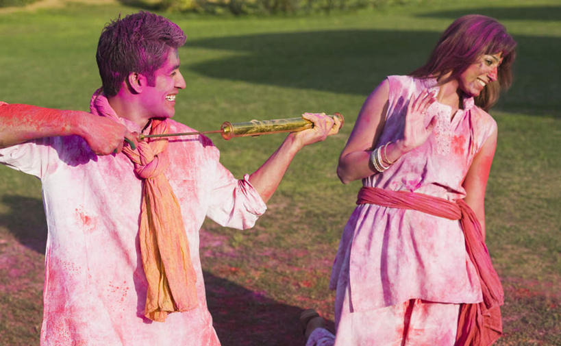 两个人,夫妻,站,笑,微笑,露齿笑,横图,室外,白天,侧面,民族服装,爱情,游戏,草地,草坪,植物,玩具,亚洲,节日,朦胧,模糊,庆祝,艺术,金属,彩绘,浪漫,玩,注视,文化,娱乐,草,绿色,观察,看,站着,庆典,休闲,恩爱,益智,恋人,观看,活动,纪念,颜料,水枪,察看,发泄,关注,消遣,智力,人体彩绘,宣泄,美观,纹身彩绘,玩具水枪,男人,男性,年轻男性,年轻女性,女人,女性,亚洲人,印度人,情侣,玩耍,嬉戏,站立,半身,彩图,传统服装,民俗服,伴侣