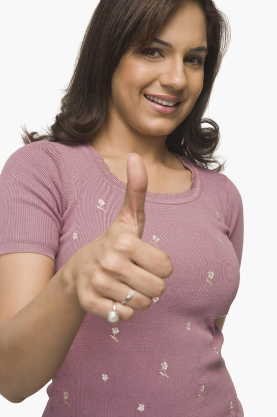 一个人,站,笑,微笑,露齿笑,竖图,室内,白天,白色背景,正面,智慧,亚洲,仅一个年轻女性,仅一个女性,仅一个人,突出,服装,注视,休闲装,称赞,表扬,衣服,戒指,观察,看,手势,站着,休闲,休闲服,竖,摄影,服饰,影棚,观看,翘,高,戴着,察看,夸奖,优秀,关注,好,妙,顺利,出色,超群,杰出,卓越,奇妙,聪明,年轻女性,女人,女性,亚洲人,印度人,大拇指,站立,半身,彩图,影棚拍摄,拍摄