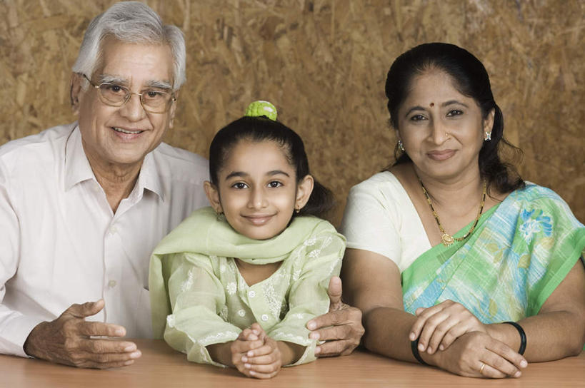 儿童,老年人,痣,三个人,家庭,夫妻,祖母,祖父,坐,笑,微笑,露齿笑,横图,室内,白天,正面,民族服装,爱情,纯洁,餐桌,桌子,项链,亚洲,眼镜,墙,浪漫,注视,墙壁,墙面,装饰品,小孩,耳环,饰品,手链,首饰,观察,看,祈福,温暖,温馨,一家人,恩爱,可爱,童年,童趣,恋人,服饰,手镯,奶奶,爷爷,餐台,观看,飘逸,祖孙,戴着,和睦,察看,庄重,关注,追求,镯子,近视眼镜,童真,烂漫,无邪,外婆,外孙女,外祖母,外公,外祖父,纱丽,吉祥痣,朱砂痣,雅致,避邪,消灾,纱丽服,清婉,妍丽,迪勒格,天真,老年男性,老年女性,男人,男性,女孩,女人,女性,亚洲人,印度人,孩子,夫妇,情侣,孙女,坐着,半身,彩图,传统服装,民俗服,伴侣,融洽,女生,奢华