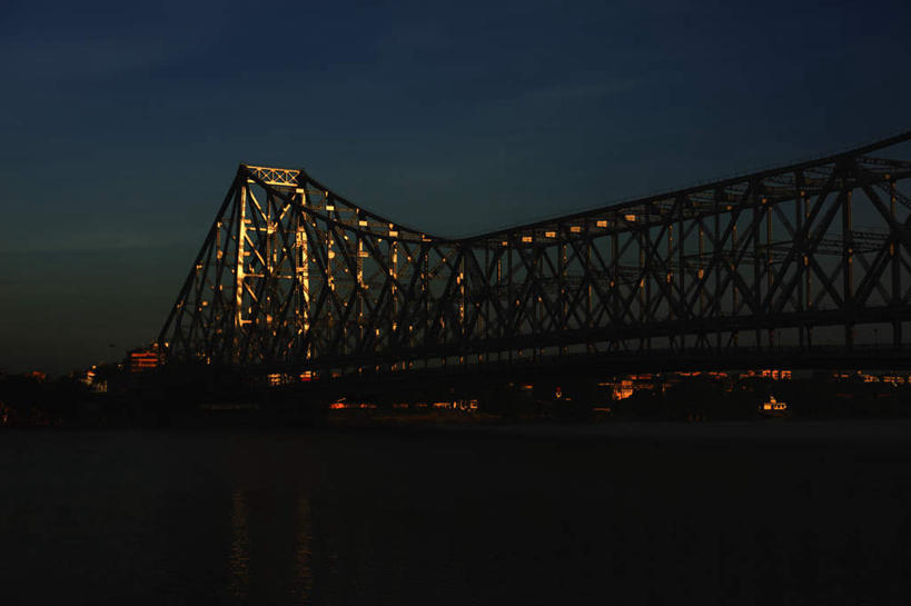 无人,横图,室外,夜晚,仰视,度假,河流,美景,水,城市风光,标志建筑,城市,大桥,地标,建筑,立交桥,桥梁,夜景,照明,印度,亚洲,河水,景观,水流,高架,建筑群,斜拉桥,桥,灯光,娱乐,建设,灯,蓝色,蓝天,天空,灯具,天,享受,休闲,景色,放松,照亮,照明设备,南亚,地灯,首府,印度共和国,地埋灯,加尔各答,西孟加拉邦,彩图,低角度拍摄