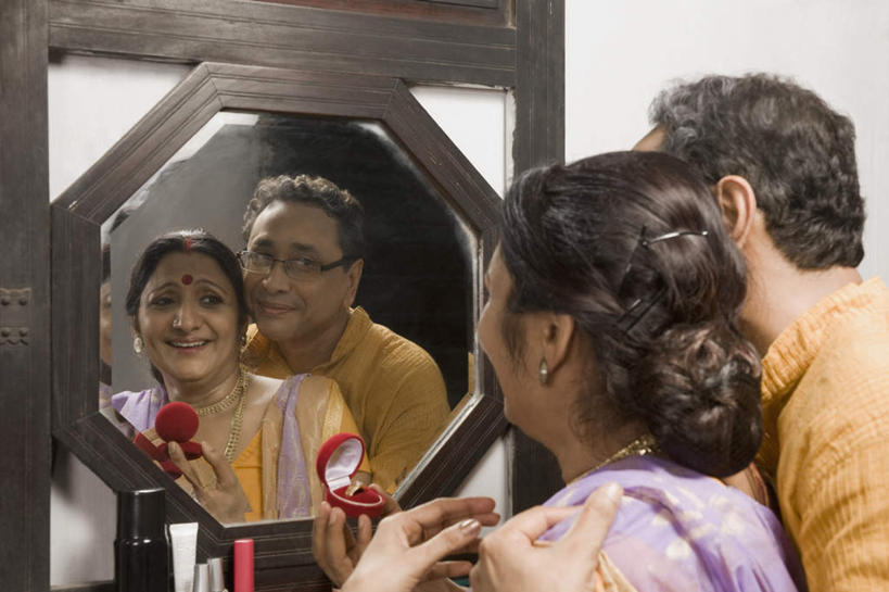 中年人,痣,两个人,家庭,夫妻,坐,笑,微笑,露齿笑,横图,室内,白天,民族服装,爱情,化妆,美容,镜子,礼盒,礼物,项链,亚洲,护肤,美白,反射,眼镜,纸盒,浪漫,拿,拿着,注视,盒子,装饰品,背面,包装盒,耳环,化妆镜,化妆品,戒指,饰品,首饰,礼品盒,观察,看,祈福,清洁,保养,享受,休闲,温暖,温馨,一家人,恩爱,放松,去角质,保健,恋人,服饰,礼品,观看,保湿,飘逸,信物,镜像,戴着,和睦,察看,滋润,权利,庄重,护肤品,化妆用品,镜面,关注,去死皮,追求,舒缓,近视眼镜,养颜,纱丽,吉祥痣,朱砂痣,去污,控油,紧肤,嫩肤,祛痘,去痘,祛角质,抗衰,再生,增白,补水,祛斑,抗皱,防皱,除皱,去皱,光学,雅致,避邪,手饰,耳饰,消灾,纱丽服,清婉,妍丽,迪勒格,男人,男性,女人,女性,中年男性,中年女性,亚洲人,印度人,夫妇,情侣,坐着,半身,彩图,传统服装,民俗服,伴侣,融洽,奢华