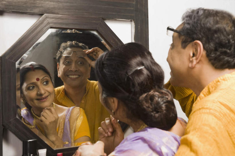 中年人,痣,两个人,家庭,夫妻,坐,笑,微笑,露齿笑,横图,室内,白天,民族服装,爱情,化妆,美容,镜子,项链,亚洲,护肤,美白,反射,眼镜,浪漫,拿,拿着,注视,装饰品,背面,耳环,化妆镜,化妆品,饰品,首饰,观察,看,祈福,清洁,保养,享受,休闲,温暖,温馨,一家人,恩爱,放松,去角质,保健,恋人,服饰,观看,保湿,飘逸,镜像,戴着,和睦,察看,滋润,庄重,护肤品,化妆用品,镜面,关注,去死皮,追求,舒缓,近视眼镜,养颜,纱丽,吉祥痣,朱砂痣,去污,控油,紧肤,嫩肤,祛痘,去痘,祛角质,抗衰,再生,增白,补水,祛斑,抗皱,防皱,除皱,去皱,光学,雅致,避邪,耳饰,消灾,纱丽服,清婉,妍丽,迪勒格,男人,男性,女人,女性,中年男性,中年女性,亚洲人,印度人,夫妇,情侣,坐着,半身,彩图,传统服装,民俗服,伴侣,融洽,奢华