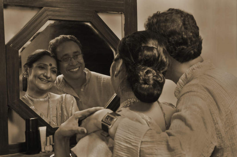 中年人,痣,两个人,家庭,夫妻,坐,抱,笑,微笑,露齿笑,横图,室内,白天,民族服装,爱情,化妆,美容,镜子,项链,亚洲,护肤,美白,时间,反射,时钟,手表,眼镜,浪漫,计时,注视,装饰品,背面,耳环,化妆镜,化妆品,饰品,首饰,钟表,观察,看,祈福,清洁,保养,享受,休闲,温暖,温馨,一家人,表,恩爱,放松,去角质,保健,恋人,服饰,抱着,观看,保湿,飘逸,腕表,镜像,戴着,和睦,察看,滋润,搂着,庄重,护肤品,化妆用品,镜面,关注,去死皮,追求,舒缓,近视眼镜,养颜,纱丽,吉祥痣,朱砂痣,去污,控油,紧肤,嫩肤,祛痘,去痘,祛角质,抗衰,再生,增白,补水,祛斑,抗皱,防皱,除皱,去皱,光学,雅致,避邪,耳饰,消灾,纱丽服,清婉,妍丽,迪勒格,男人,男性,女人,女性,中年男性,中年女性,亚洲人,印度人,夫妇,情侣,钟,搂,搂抱,坐着,半身,彩图,传统服装,民俗服,伴侣,融洽,奢华