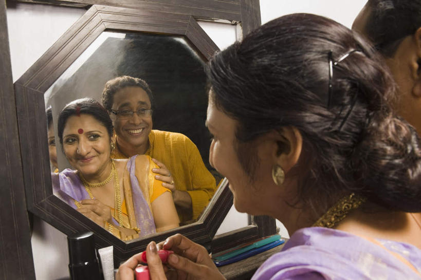 中年人,痣,两个人,家庭,夫妻,坐,笑,微笑,露齿笑,横图,室内,白天,民族服装,爱情,化妆,美容,镜子,项链,亚洲,护肤,美白,反射,眼镜,浪漫,拿,拿着,注视,装饰品,背面,耳环,化妆镜,化妆品,饰品,首饰,口红,观察,看,祈福,清洁,保养,享受,休闲,温暖,温馨,一家人,恩爱,放松,去角质,保健,恋人,服饰,观看,保湿,飘逸,镜像,戴着,和睦,察看,滋润,庄重,护肤品,化妆用品,镜面,关注,去死皮,追求,舒缓,近视眼镜,养颜,纱丽,吉祥痣,朱砂痣,去污,控油,紧肤,嫩肤,祛痘,去痘,祛角质,抗衰,再生,增白,补水,祛斑,抗皱,防皱,除皱,去皱,光学,雅致,避邪,耳饰,消灾,纱丽服,清婉,妍丽,迪勒格,男人,男性,女人,女性,中年男性,中年女性,亚洲人,印度人,夫妇,情侣,坐着,半身,彩图,传统服装,民俗服,伴侣,融洽,奢华