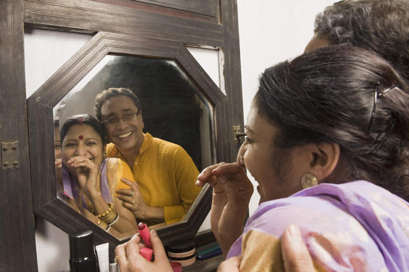 中年人,痣,两个人,家庭,夫妻,坐,笑,微笑,露齿笑,横图,室内,白天,民族服装,爱情,化妆,美容,镜子,项链,亚洲,护肤,美白,反射,眼镜,浪漫,拿,拿着,注视,装饰品,背面,耳环,化妆镜,化妆品,饰品,首饰,口红,观察,看,祈福,清洁,保养,享受,休闲,温暖,温馨,一家人,恩爱,放松,去角质,保健,恋人,服饰,观看,保湿,飘逸,镜像,戴着,和睦,察看,滋润,庄重,护肤品,化妆用品,镜面,关注,去死皮,追求,舒缓,近视眼镜,养颜,纱丽,吉祥痣,朱砂痣,去污,控油,紧肤,嫩肤,祛痘,去痘,祛角质,抗衰,再生,增白,补水,祛斑,抗皱,防皱,除皱,去皱,光学,雅致,避邪,耳饰,消灾,纱丽服,清婉,妍丽,迪勒格,男人,男性,女人,女性,中年男性,中年女性,亚洲人,印度人,夫妇,情侣,坐着,半身,彩图,传统服装,民俗服,伴侣,融洽,奢华