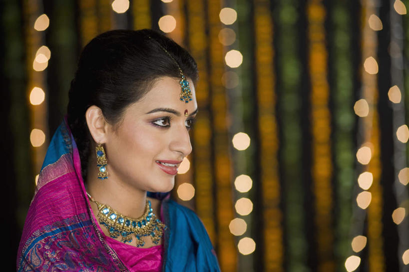 脸,头,脸颊,痣,一个人,笑,微笑,露齿笑,横图,室内,特写,白天,正面,民族服装,项链,亚洲,仅一个年轻女性,仅一个女性,仅一个人,朦胧,模糊,注视,装饰品,耳环,饰品,首饰,观察,看,祈福,服饰,观看,飘逸,戴着,察看,庄重,关注,追求,纱丽,吉祥痣,朱砂痣,雅致,避邪,耳饰,消灾,纱丽服,清婉,妍丽,迪勒格,年轻女性,女人,女性,亚洲人,印度人,头部,脸部,脸蛋,面部,半身,彩图,传统服装,民俗服,奢华