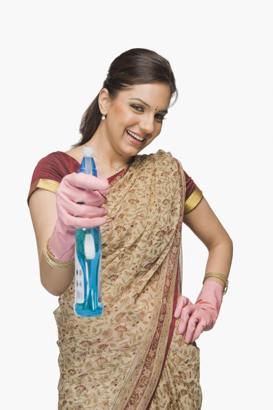 一个人,站,笑,微笑,露齿笑,竖图,室内,白天,白色背景,正面,民族服装,安全,项链,亚洲,仅一个年轻女性,仅一个女性,仅一个人,防护,拿,拿着,注视,手叉腰,装饰品,一个,耳环,瓶子,饰品,手链,手套,首饰,塑料制品,叉腰,观察,看,站着,塑料瓶,摄影,服饰,手镯,影棚,单个,观看,飘逸,保护,洗洁精,戴着,察看,庄重,关注,追求,保险,镯子,纱丽,保全,周全,安稳,安定,雅致,防护手套,耳饰,纱丽服,清婉,妍丽,平安,年轻女性,女人,女性,亚洲人,印度人,站立,半身,彩图,影棚拍摄,传统服装,民俗服,拍摄,奢华