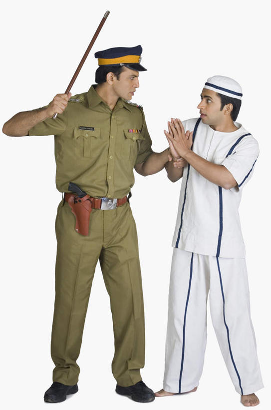 两个人,警察,警卫,站,竖图,室内,白天,白色背景,正面,工作服,制服,亚洲,握,棍子,拿,拿着,注视,观察,看,站着,握着,摄影,军帽,影棚,观看,察看,犯人,关注,警棍,囚犯,工作制服,监犯,囚徒,罪人,制度,男人,男性,中年男性,亚洲人,印度人,保安,警卫员,看守,卫兵,站立,彩图,全身,影棚拍摄,工作套服,拍摄,法律