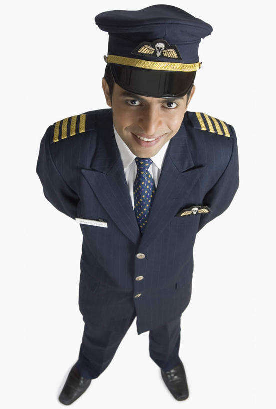 一个人,警察,警卫,站,笑,微笑,露齿笑,竖图,俯视,室内,白天,白色背景,工作服,制服,亚洲,仅一个男性,仅一个人,注视,仅一个年轻男性,观察,看,站着,摄影,影棚,观看,察看,关注,警帽,背手,工作制服,男人,男性,年轻男性,亚洲人,印度人,保安,警卫员,看守,卫兵,抬头,仰头,站立,彩图,高角度拍摄,全身,影棚拍摄,工作套服,拍摄