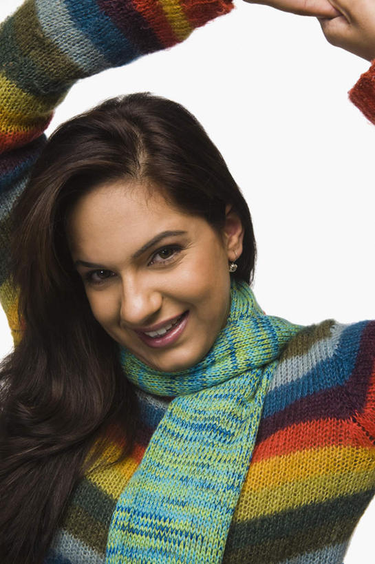 一个人,站,举,笑,微笑,露齿笑,竖图,室内,白天,白色背景,正面,亚洲,仅一个年轻女性,仅一个女性,仅一个人,服装,装饰,注视,休闲装,衣服,围巾,观察,看,托,站着,休闲,温暖,休闲服,摄影,服饰,影棚,围脖,观看,保暖,华丽,点缀,察看,御寒,关注,衬托,美观,雅致,雅观,年轻女性,女人,女性,亚洲人,印度人,举起,举手,举着,向上举,向上伸,向上托,站立,半身,彩图,影棚拍摄,拍摄