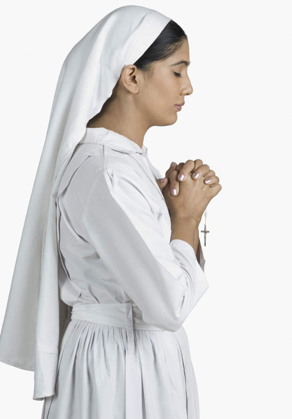 一个人,尼姑,站,闭眼,竖图,室内,白天,白色背景,侧面,民族服装,帽子,亚洲,仅一个女性,仅一个人,握,服装,十字架,衣服,祈祷,站着,仅一个中年女性,握着,摄影,服饰,影棚,衣着,穿着,衣饰,女人,女性,中年女性,亚洲人,印度人,比丘尼,佛姑,沙门尼,沙弥尼,修女,耶姑,闭眼睛,闭着眼,闭着眼睛,站立,半身,彩图,影棚拍摄,传统服装,民俗服,拍摄