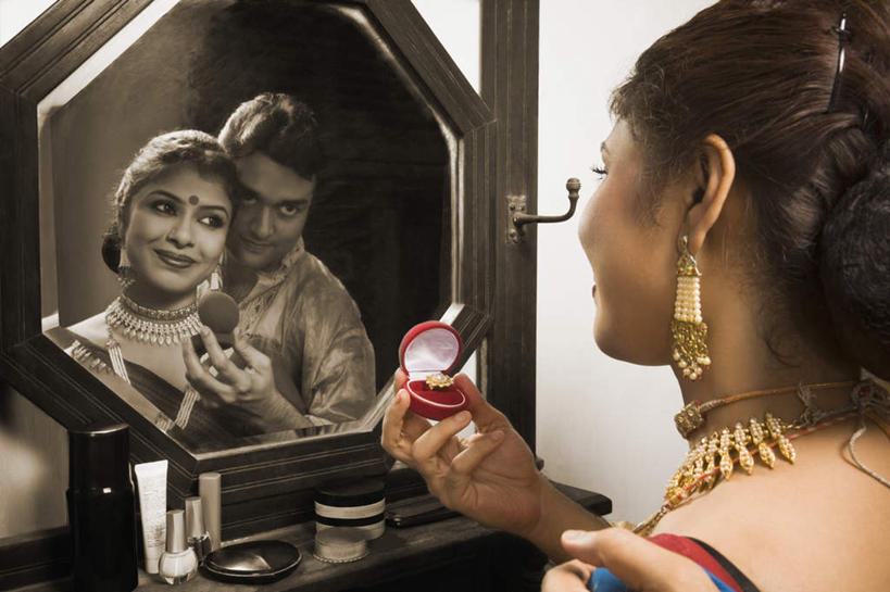 中年人,两个人,家庭,夫妻,站,笑,微笑,露齿笑,横图,室内,白天,民族服装,爱情,化妆,美容,镜子,卧室,礼盒,礼物,项链,亚洲,许多,握,反射,纸盒,墙,浪漫,拿,拿着,注视,墙壁,墙面,盒子,装饰品,背面,包装盒,耳环,化妆镜,戒指,饰品,首饰,礼品盒,观察,看,站着,温暖,温馨,一家人,恩爱,握着,恋人,服饰,礼品,观看,飘逸,信物,镜像,和睦,察看,权利,庄重,镜面,关注,追求,纱丽,光学,雅致,手饰,纱丽服,清婉,妍丽,男人,男性,女人,女性,中年男性,中年女性,亚洲人,印度人,夫妇,情侣,站立,半身,彩图,传统服装,民俗服,睡房,卧房,伴侣,融洽,奢华