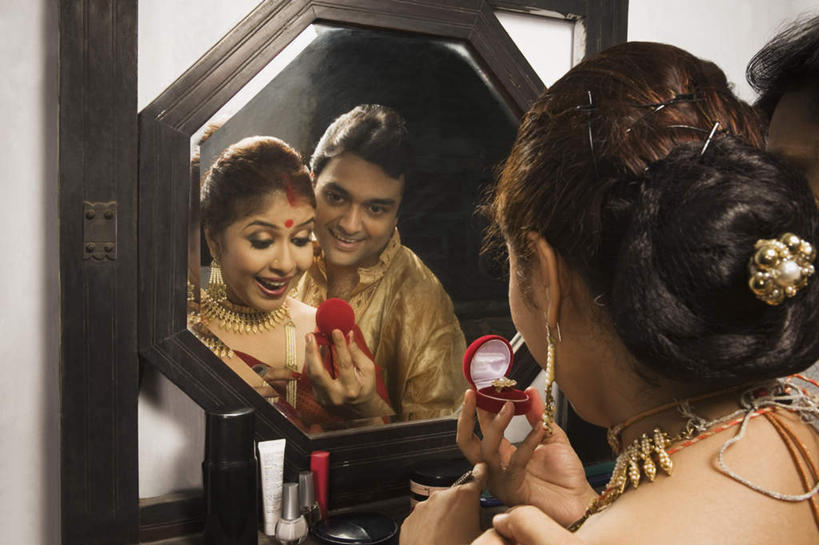 中年人,两个人,家庭,夫妻,站,笑,微笑,露齿笑,横图,室内,白天,民族服装,爱情,化妆,美容,镜子,卧室,礼盒,礼物,项链,亚洲,许多,握,反射,纸盒,墙,浪漫,拿,拿着,注视,墙壁,墙面,盒子,装饰品,背面,包装盒,耳环,化妆镜,戒指,饰品,首饰,礼品盒,观察,看,站着,温暖,温馨,一家人,恩爱,握着,恋人,服饰,礼品,观看,飘逸,信物,镜像,和睦,察看,权利,庄重,镜面,关注,追求,纱丽,光学,雅致,手饰,纱丽服,清婉,妍丽,男人,男性,女人,女性,中年男性,中年女性,亚洲人,印度人,夫妇,情侣,站立,半身,彩图,传统服装,民俗服,睡房,卧房,伴侣,融洽,奢华