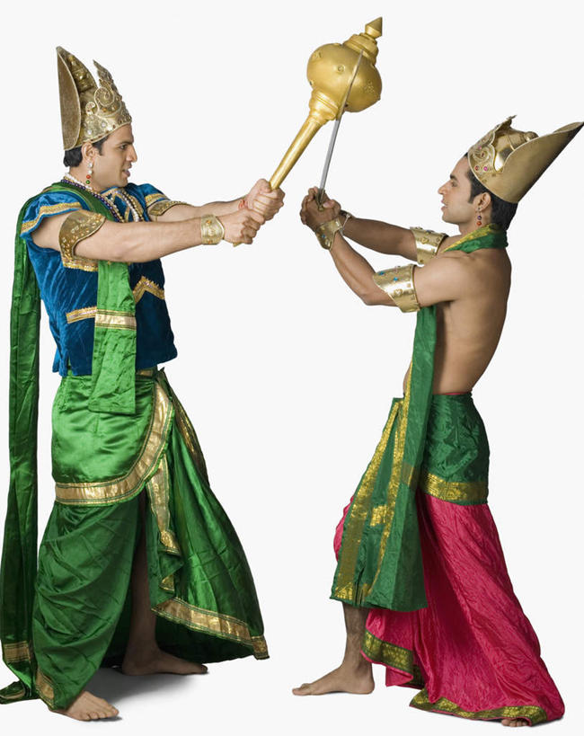 两个人,伙伴,朋友,站,竖图,室内,白天,侧面,民族服装,友谊,竞争,皇冠,项链,亚洲,对抗,握,服装,冲突,拿,拿着,注视,破坏,表演者,装饰品,衣服,耳环,饰品,首饰,观察,看,站着,武器,战争,握着,服饰,观看,损坏,察看,剑,攻击,威胁,衣着,穿着,对立,关注,矛盾,兵器,和平,防御,印度文化,敌对,挫败,斗争,抗拒,抗衡,地位,杀伤,威慑,权力,耳饰,衣饰,符节,节钺,节杖,危险,友情,男人,男性,年轻男性,亚洲人,印度人,王冠,站立,彩图,全身,传统服装,民俗服