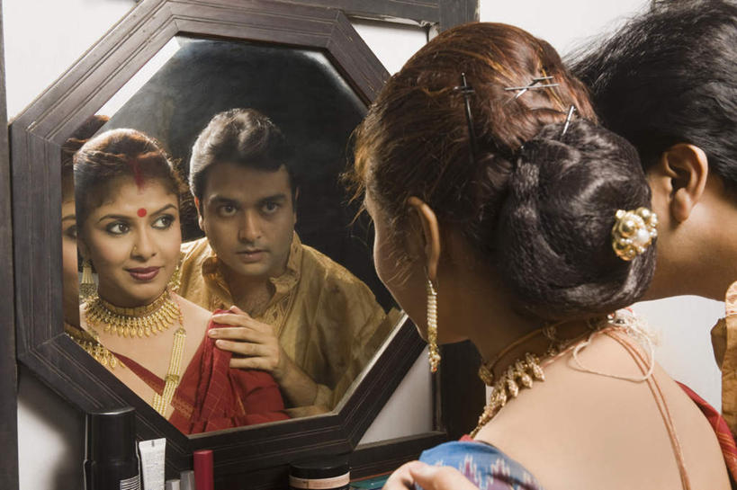 中年人,痣,两个人,家庭,夫妻,站,笑,摸,微笑,露齿笑,横图,室内,白天,民族服装,爱情,化妆,美容,镜子,卧室,项链,亚洲,许多,抚摸,反射,墙,浪漫,注视,墙壁,墙面,装饰品,背面,耳环,化妆镜,饰品,首饰,观察,看,祈福,站着,温暖,温馨,一家人,恩爱,恋人,服饰,观看,飘逸,镜像,和睦,察看,庄重,镜面,关注,追求,纱丽,吉祥痣,朱砂痣,光学,雅致,避邪,耳饰,消灾,纱丽服,清婉,妍丽,迪勒格,男人,男性,女人,女性,中年男性,中年女性,亚洲人,印度人,夫妇,情侣,触摸,接触,站立,半身,彩图,传统服装,民俗服,睡房,卧房,伴侣,融洽,奢华