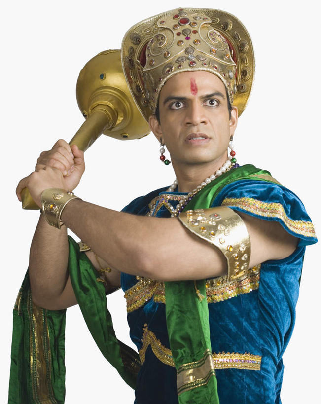 一个人,站,举,竖图,室内,白天,正面,民族服装,皇冠,项链,亚洲,仅一个男性,仅一个人,握,服装,注视,表演者,装饰品,仅一个年轻男性,衣服,耳环,饰品,首饰,观察,看,托,站着,握着,服饰,观看,权威,察看,衣着,穿着,高贵,关注,和平,印度文化,地位,权力,统治,耳饰,衣饰,符节,节钺,节杖,男人,男性,年轻男性,亚洲人,印度人,王冠,举起,举手,举着,向上举,向上伸,向上托,站立,半身,彩图,传统服装,民俗服