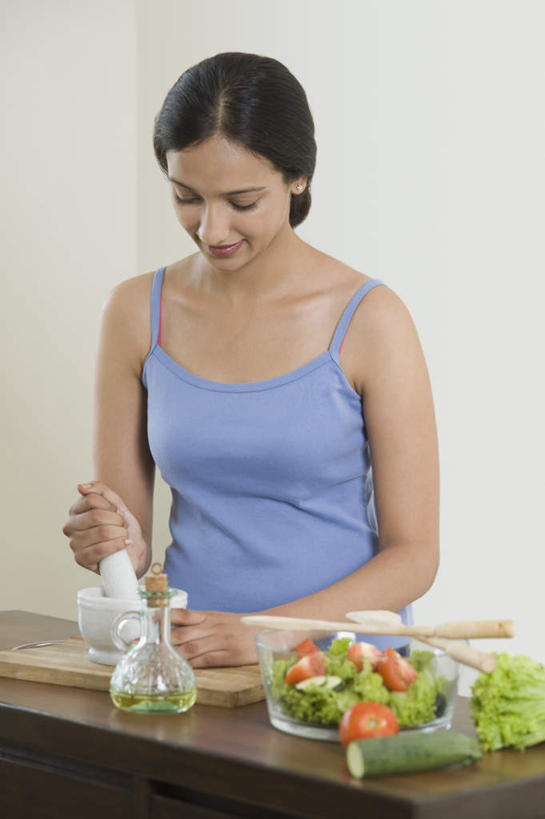 一个人,站,笑,微笑,露齿笑,竖图,室内,白天,正面,烹饪,厨房,萝卜,胡萝卜,黄瓜,蔬菜,西红柿,小番茄,餐具,印度,亚洲,仅一个年轻女性,仅一个女性,仅一个人,切开,握,服装,新鲜,碟子,盘,生菜,莴苣,料理,食品,拿,拿着,注视,菜肴,美食,食物,衣服,盘子,碟,观察,看,切,站着,握着,服饰,佳肴,有机食品,绿色食品,观看,察看,衣着,穿着,关注,剖面,碾碎,切面,春菜,鹅仔菜,莴仔菜,千金菜,叶用莴苣,衣饰,小西红柿,樱桃小番茄,珍珠小番茄,年轻女性,女人,女性,亚洲人,印度人,进餐用具,烹调用具,樱桃番茄,圣女果,青瓜,胡瓜,红萝卜,甘荀,番茄,站立,半身,彩图,灶间