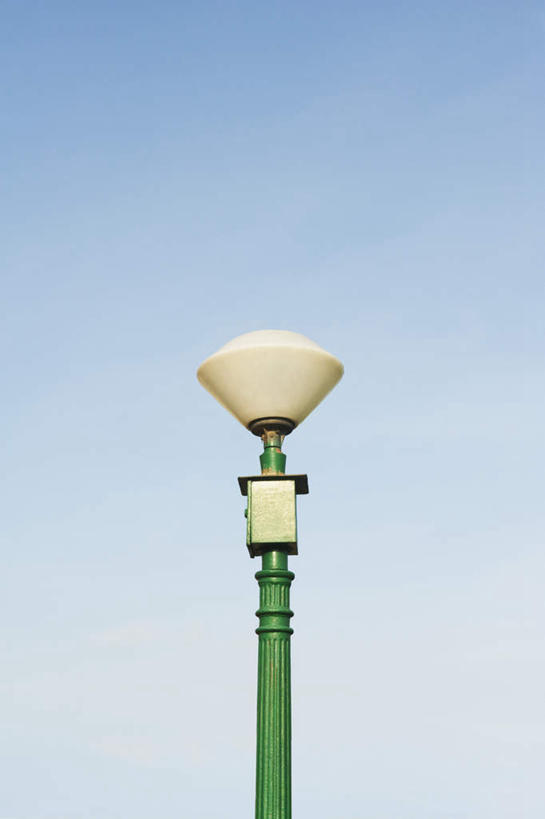 无人,竖图,室外,特写,白天,仰视,路灯,照明,阴影,光线,影子,灯光,灯,蓝色,蓝天,天空,阳光,天,晴朗,照亮,照明设备,万里无云,晴空,晴空万里,彩图,低角度拍摄